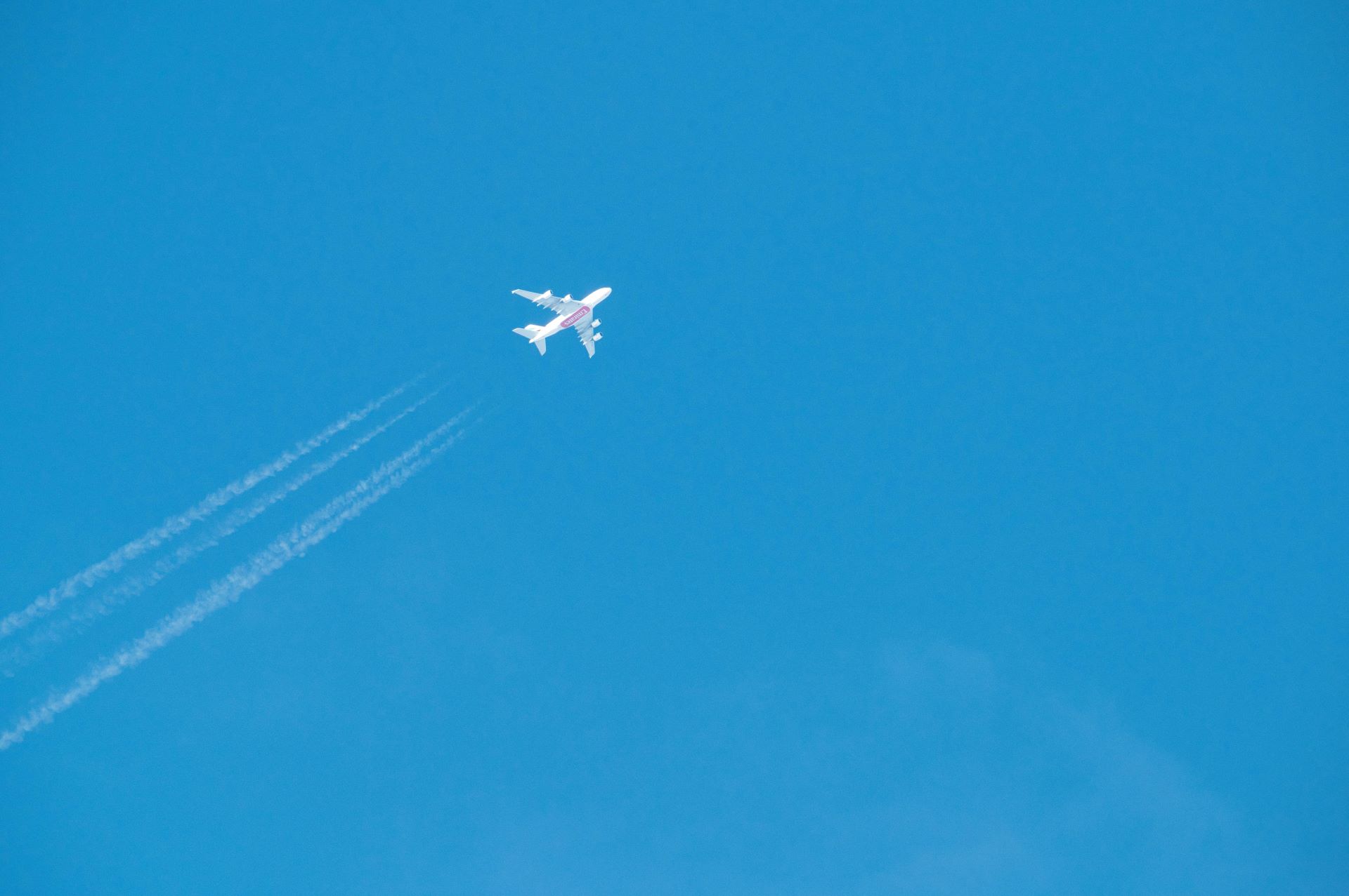 how-airlines-compete-on-high-demand-travel-routes-1