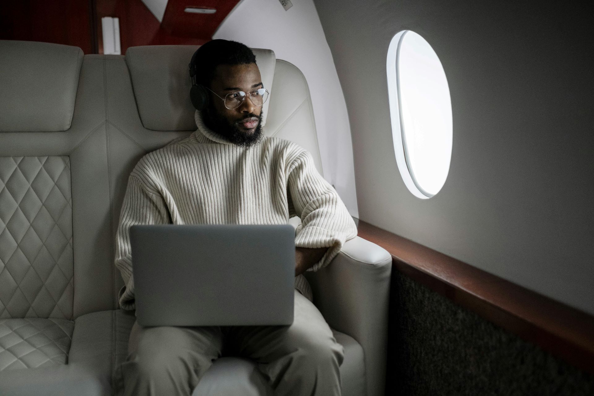 a-guide-to-maximizing-your-experience-on-long-haul-flights-for-tourism-2.jpg