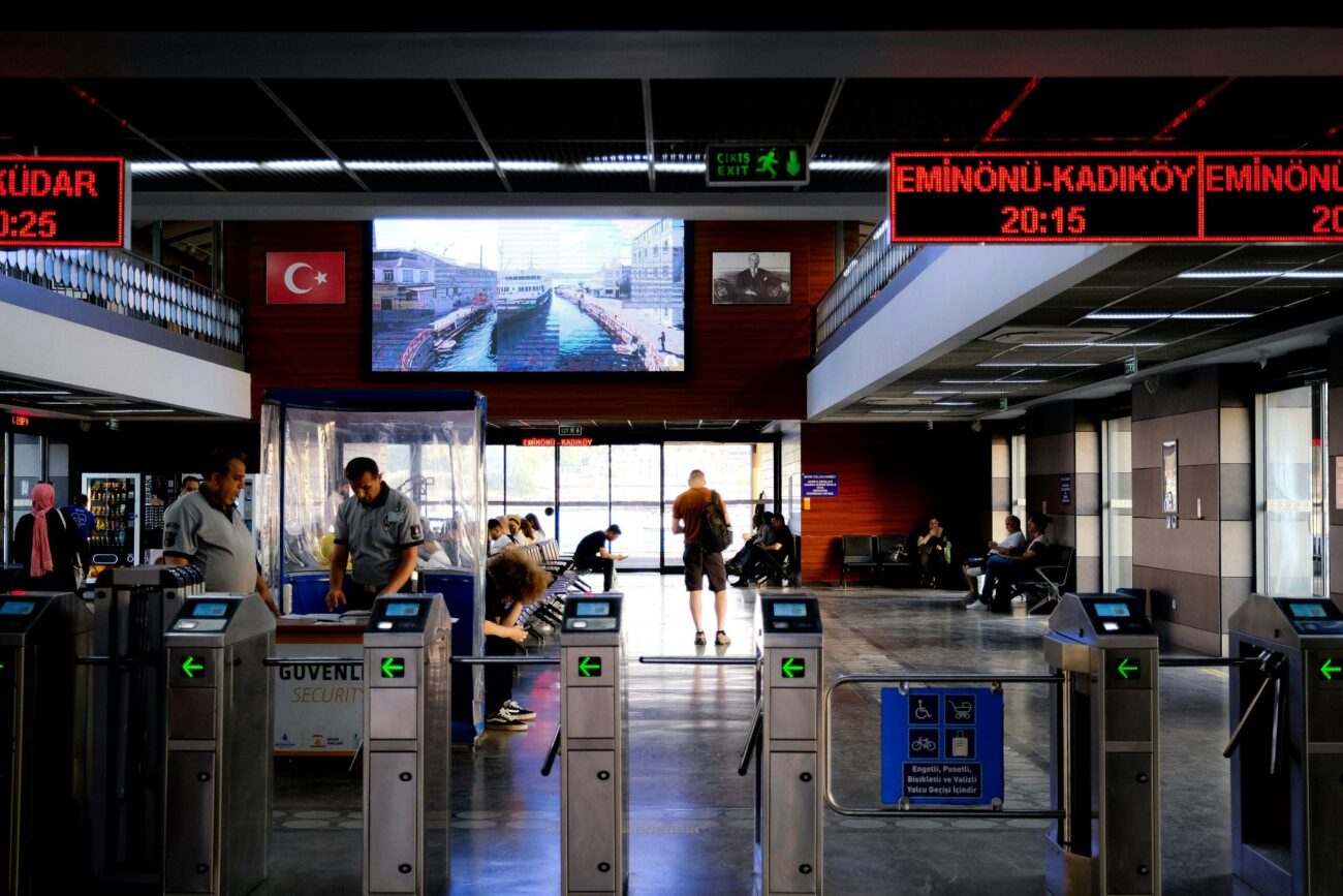 airport-lounge-tourism-touchpoints-transforming-transit-into-mini-experiences-2-1300x867.jpg