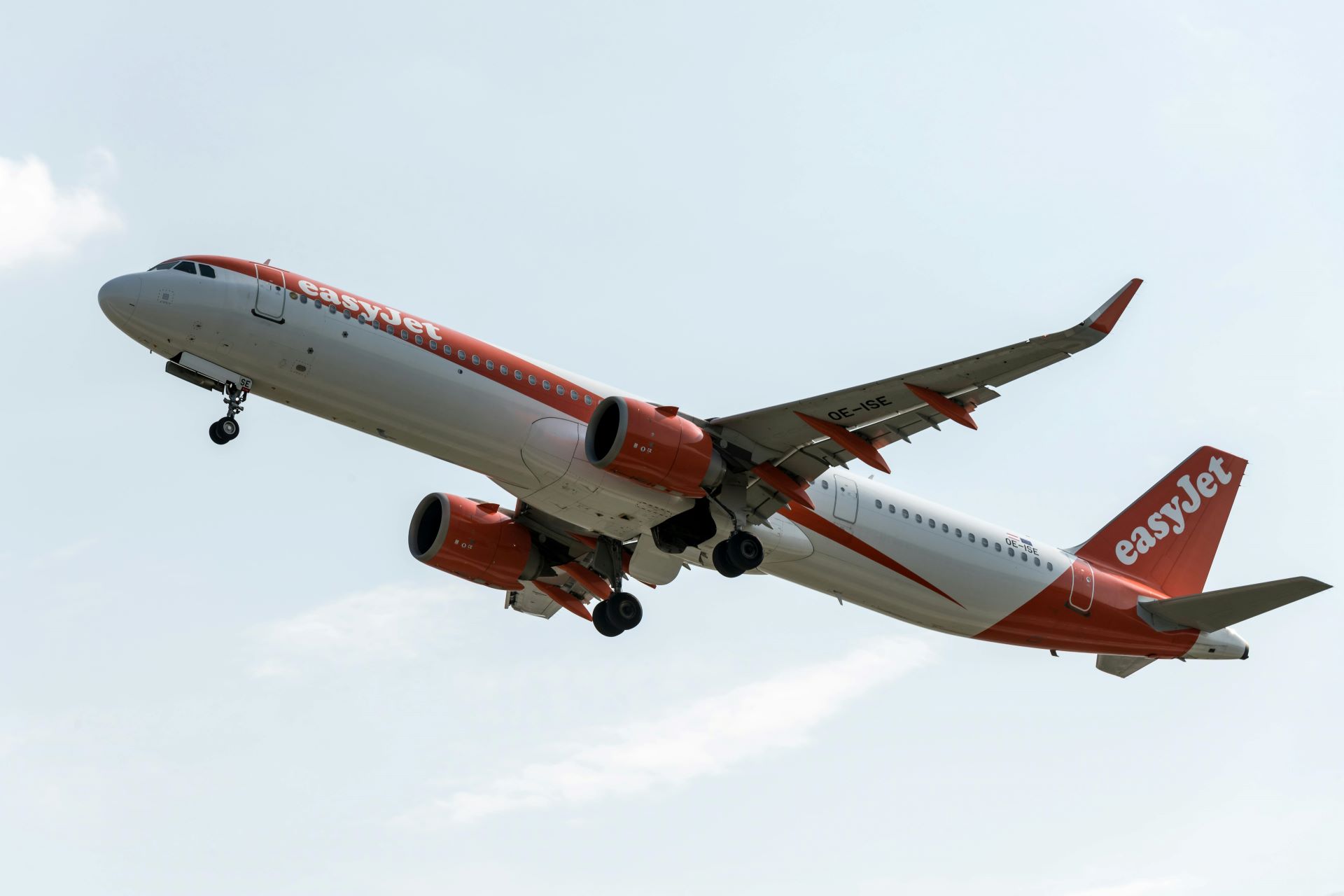 how-airlines-compete-on-high-demand-travel-routes-2