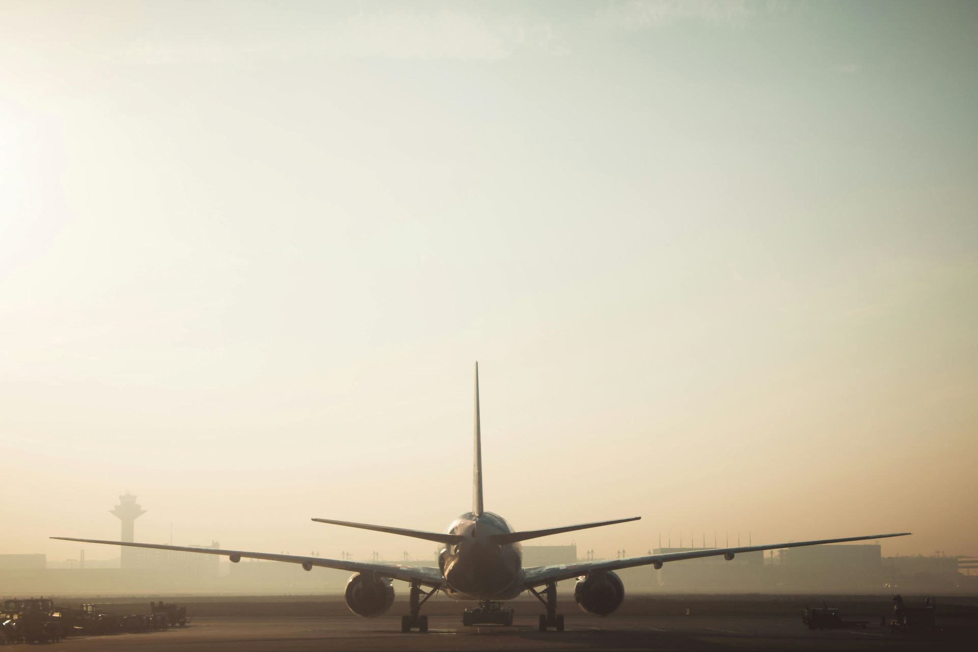 the-unsung-heroes-of-aviation-ground-crews-engineers-and-safety-inspectors-1.jpg