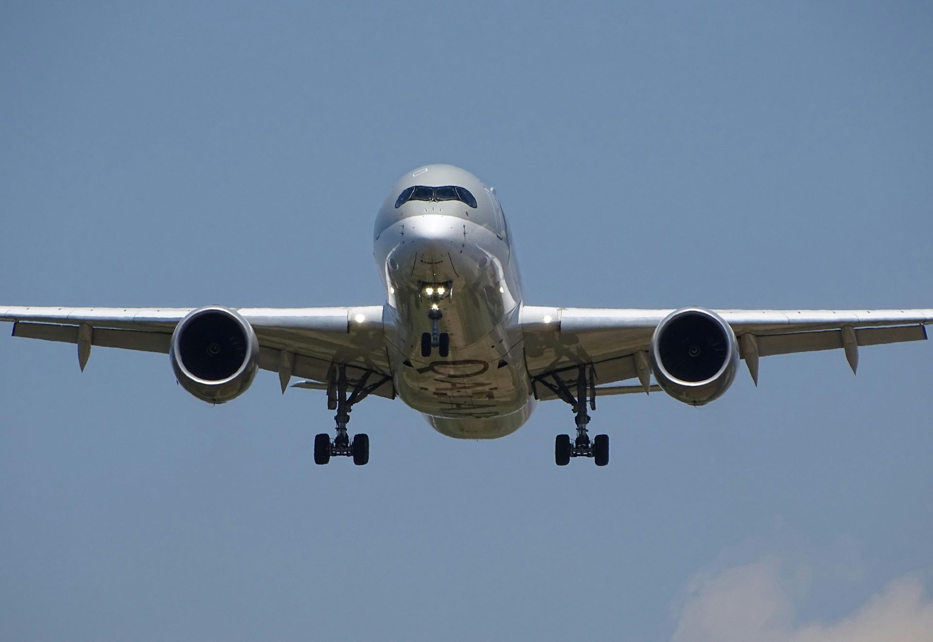 the-unsung-heroes-of-aviation-ground-crews-engineers-and-safety-inspectors.jpg
