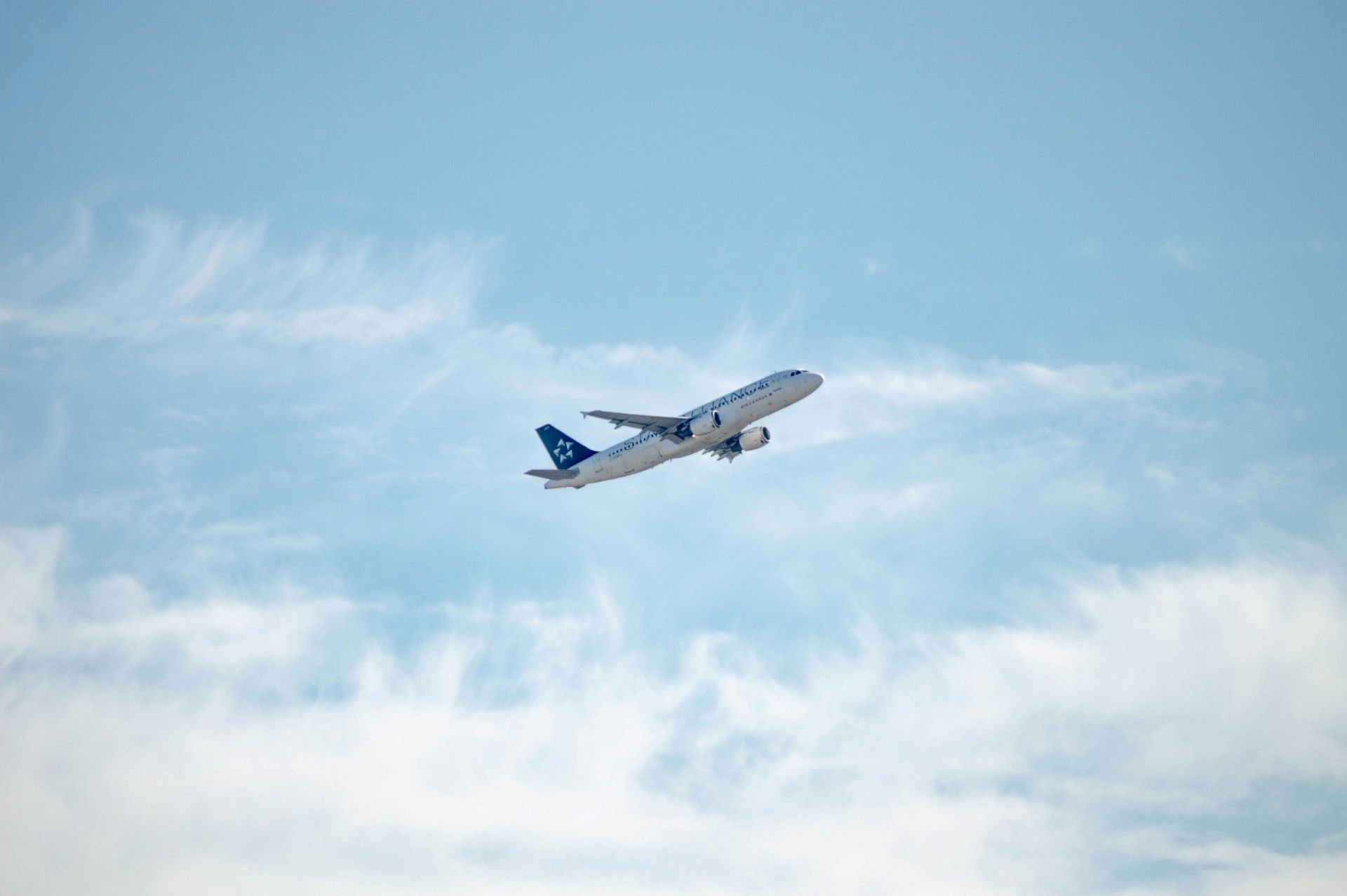the-view-from-10000-feet-pilots-guides-and-the-quiet-magic-of-scenic-flight-1.jpg