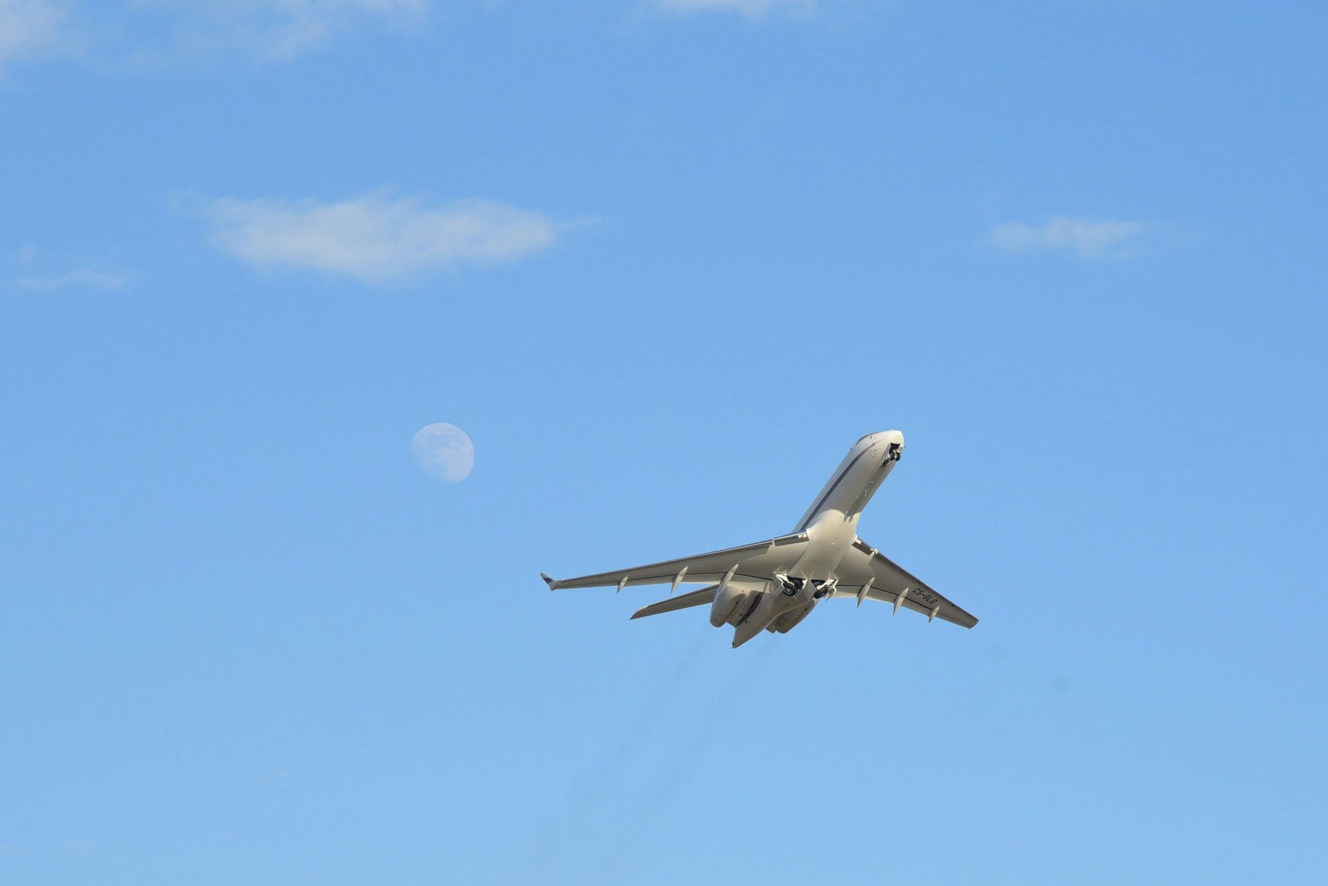 why-airplane-cabins-dim-during-takeoff-and-landing-1