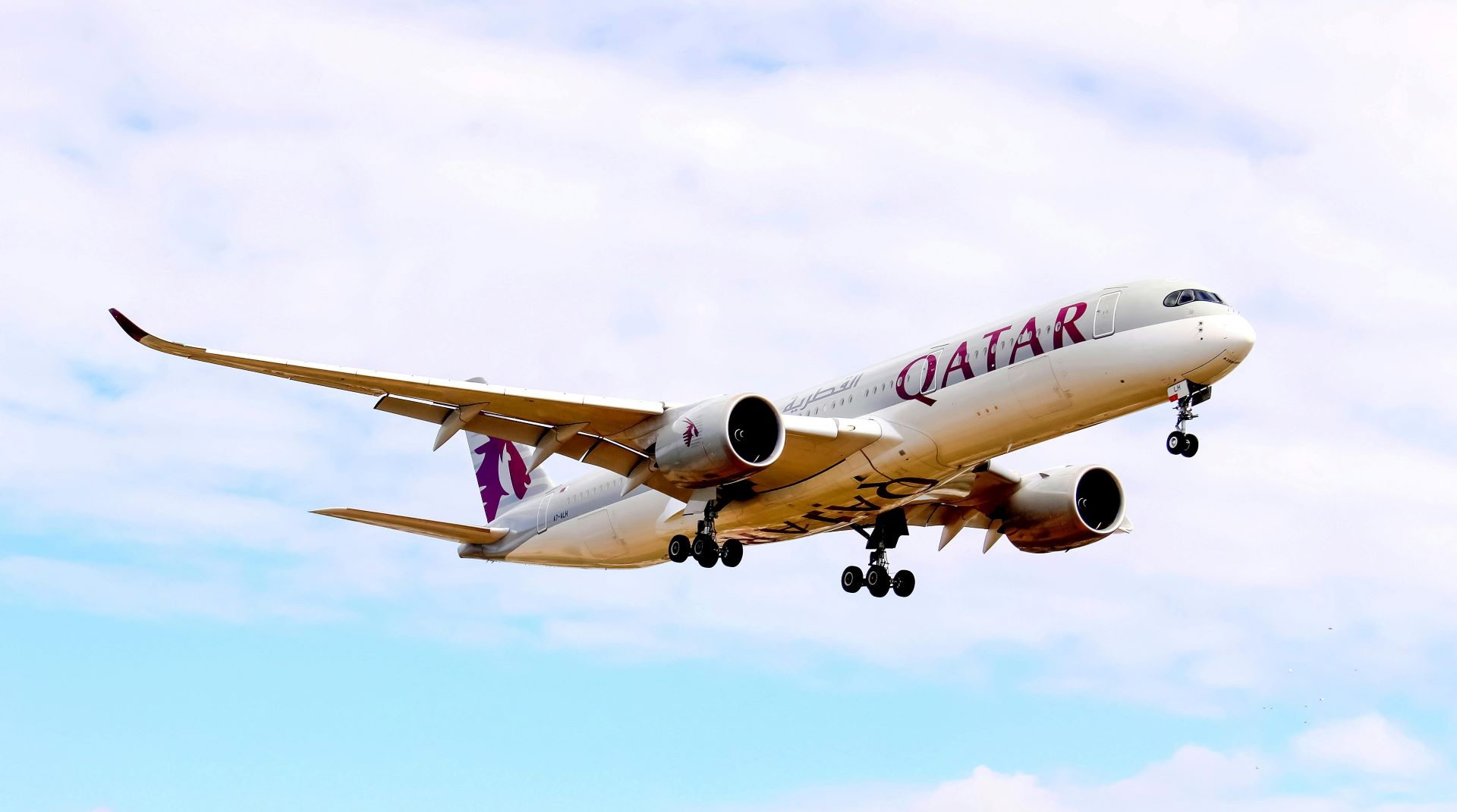 why-airplane-cabins-dim-during-takeoff-and-landing-2